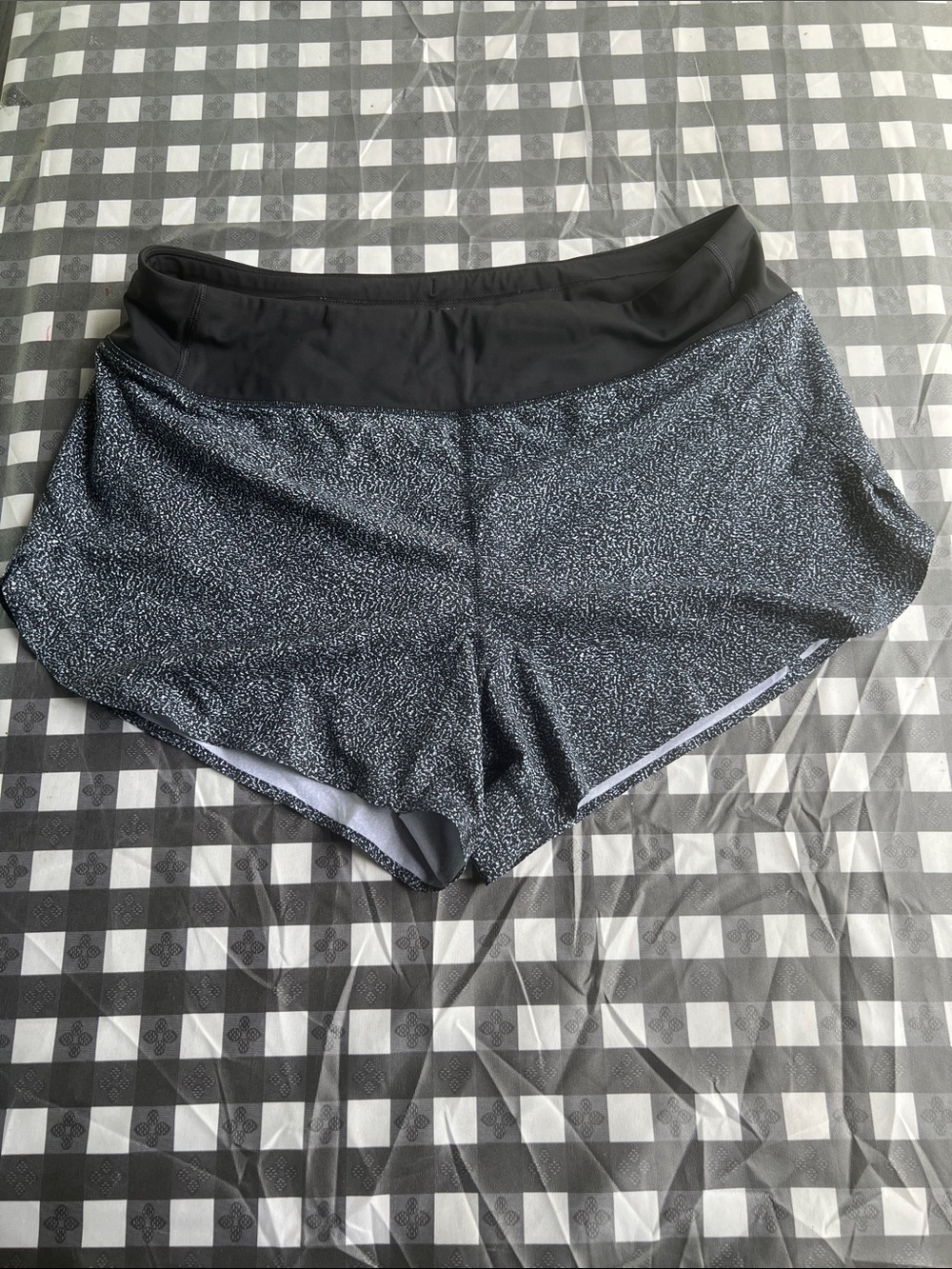 Athleta 3.5 run with it L Athletic Shorts